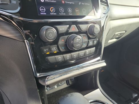Used 2021 Jeep Grand Cherokee Laredo X AWD/4WD image 18