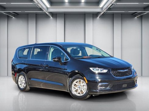 Used 2024 Chrysler Pacifica Touring-L image 1