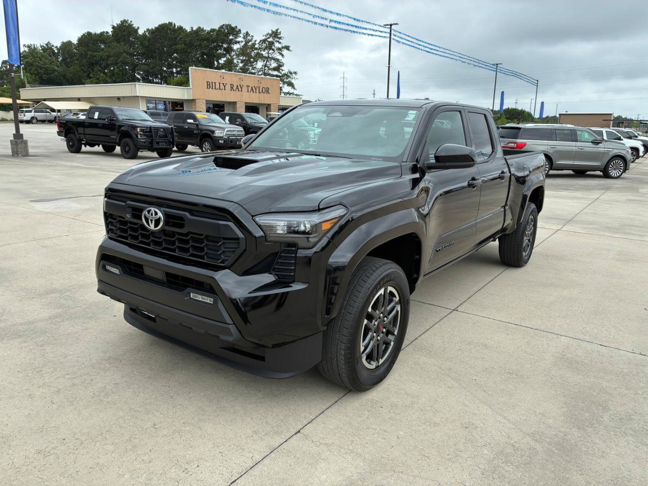 Used 2025 Toyota Tacoma TRD Sport AWD/4WD image 2