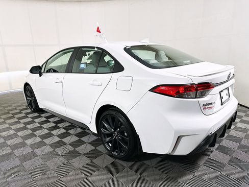 Used 2024 Toyota Corolla SE FWD image 5
