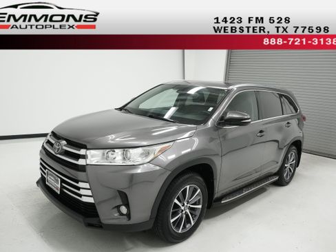 Used 2017 Toyota Highlander XLE AWD/4WD image 1