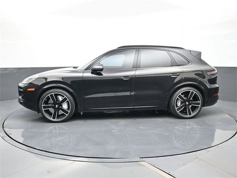 Used 2023 Porsche Cayenne Turbo image 2