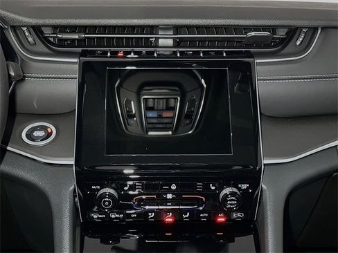 New 2025 Jeep Grand Cherokee Altitude image 9