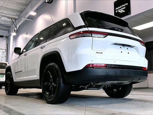 Used 2023 Jeep Grand Cherokee Altitude image 6