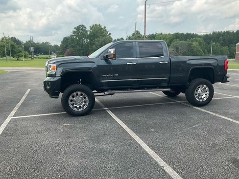 Used 2017 GMC Sierra 2500 Denali w/ Duramax Plus Package AWD/4WD image 12