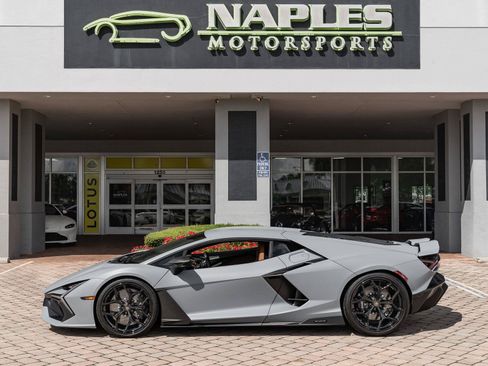 Used 2024 Lamborghini Revuelto AWD/4WD image 32