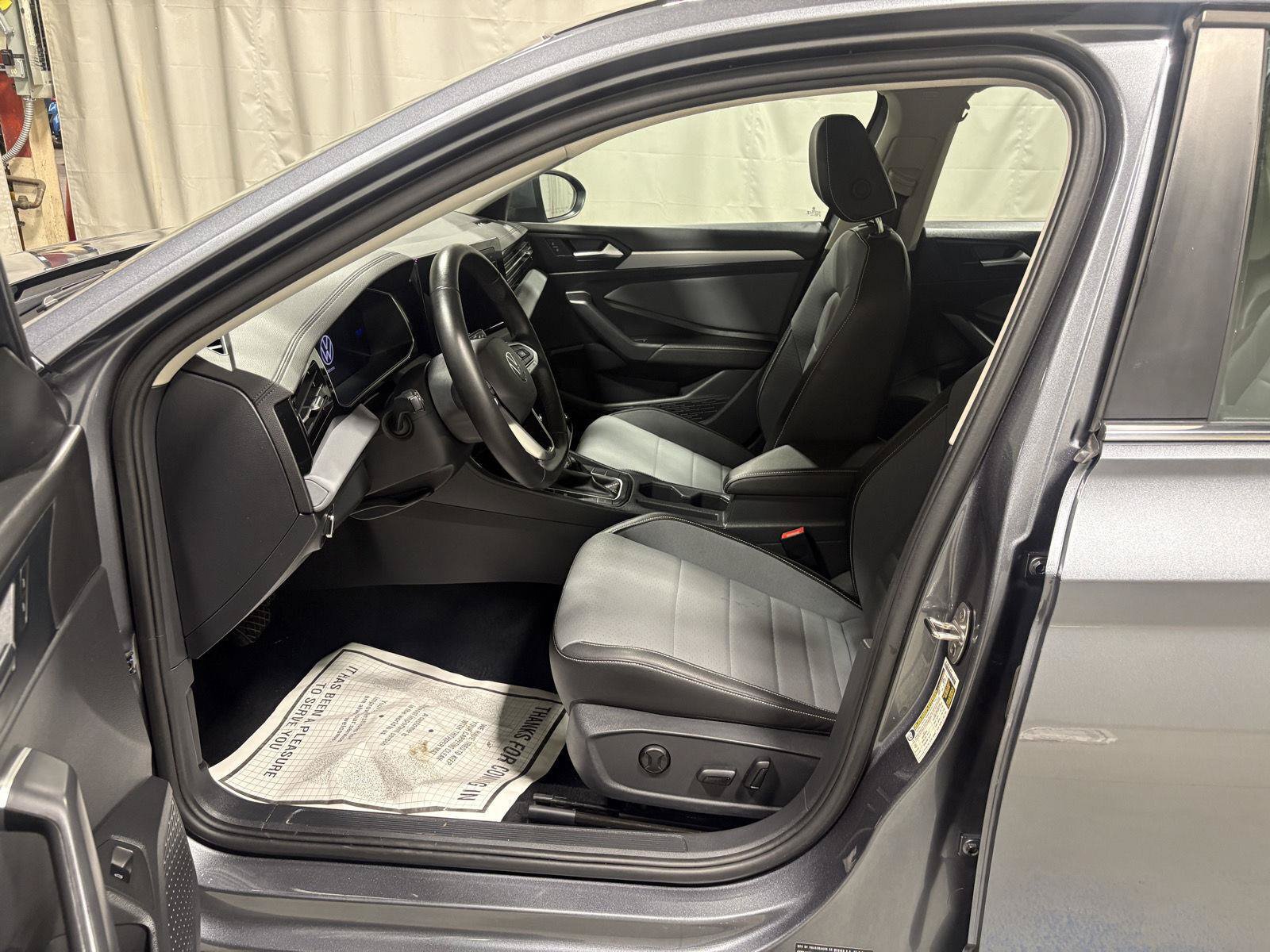 Used 2025 Volkswagen Jetta SE FWD image 18