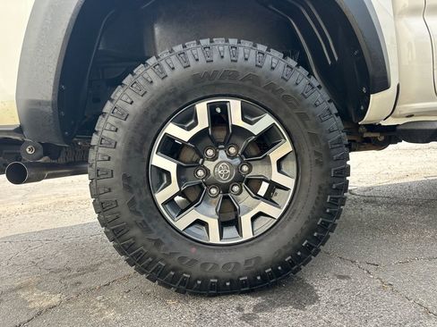Used 2020 Toyota Tacoma TRD Off-Road w/ TRD Premium Off Road Package AWD/4WD image 18