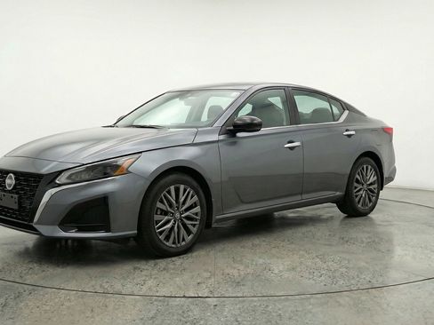 Used 2025 Nissan Altima 2.5 SV image 3