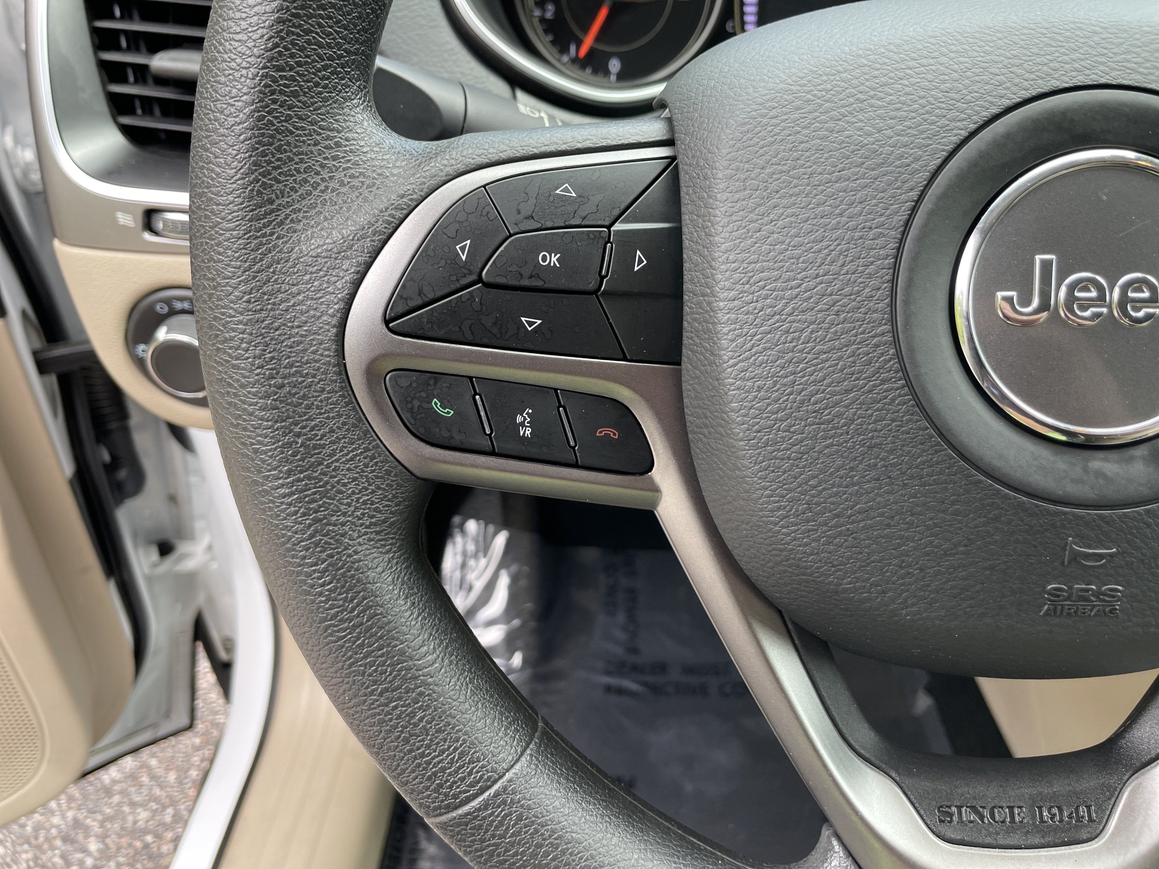 Used 2021 Jeep Cherokee Latitude FWD image 18