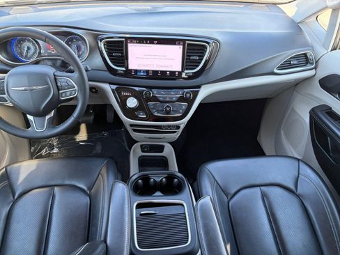 Used 2023 Chrysler Pacifica Touring-L FWD image 18