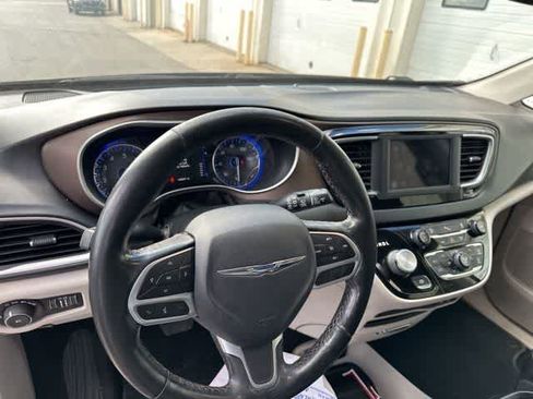 Used 2019 Chrysler Pacifica Touring-L FWD image 6