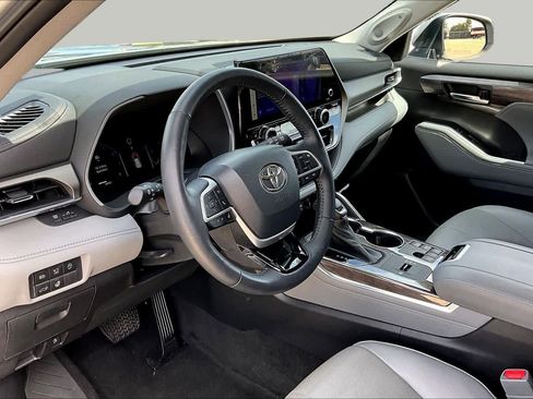 Used 2023 Toyota Highlander Limited FWD image 18