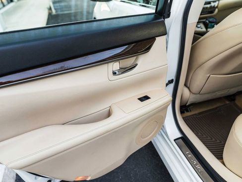 Used 2014 Lexus ES 350 w/ Premium Package FWD image 24