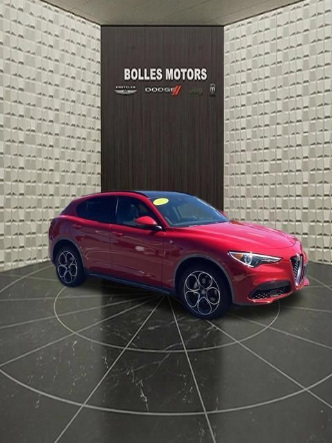 Used 2023 Alfa Romeo Stelvio Ti AWD/4WD image 2