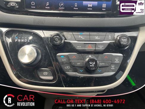 Used 2023 Chrysler Pacifica Touring-L FWD image 22