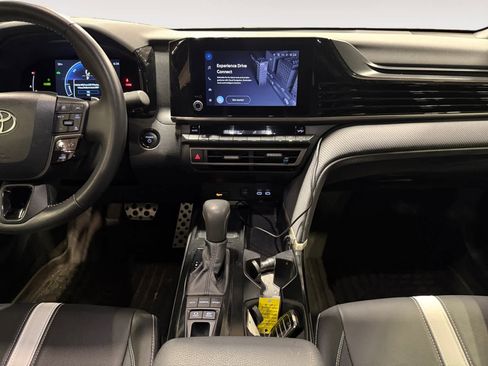 Used 2025 Toyota Camry SE image 11