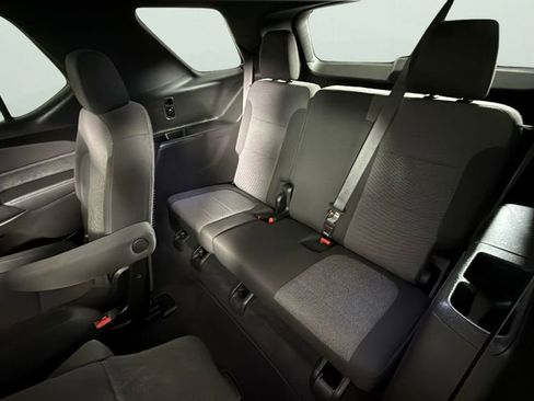 Used 2023 Chevrolet Traverse LT image 25