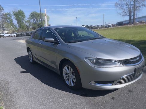 Used 2015 Chrysler 200 Limited w/ Convenience Group image 3