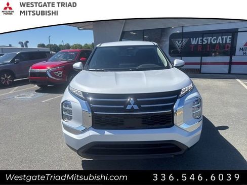 New 2026 Mitsubishi Outlander ES FWD image 2