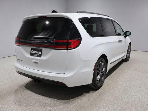 Used 2024 Chrysler Pacifica Touring-L w/ Road Tripper Package FWD image 2