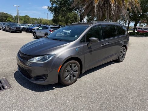 Used 2020 Chrysler Pacifica Limited w/ Advanced Safetytec Group FWD image 11
