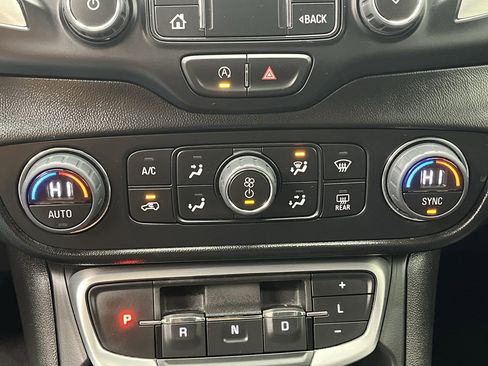 Certified 2024 GMC Terrain SLT image 21