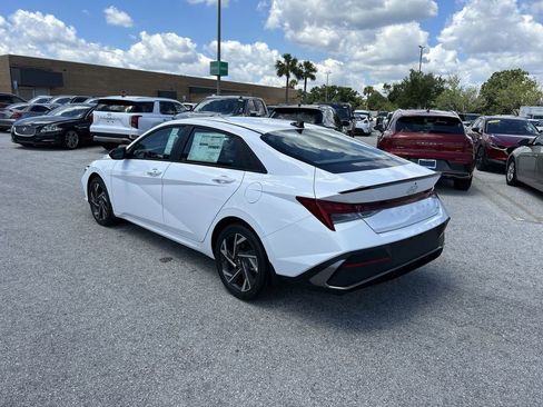 New 2025 Hyundai Elantra SEL image 12