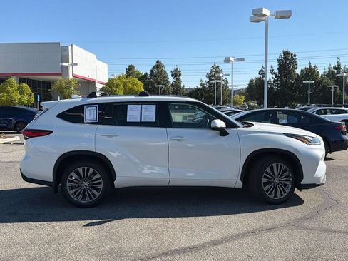 Used 2021 Toyota Highlander Platinum FWD image 3