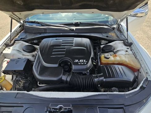 Used 2014 Chrysler 300 C RWD image 11