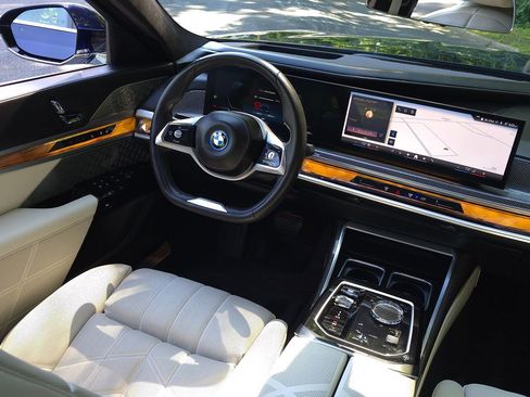Used 2023 BMW i7 xDrive60 AWD/4WD image 11