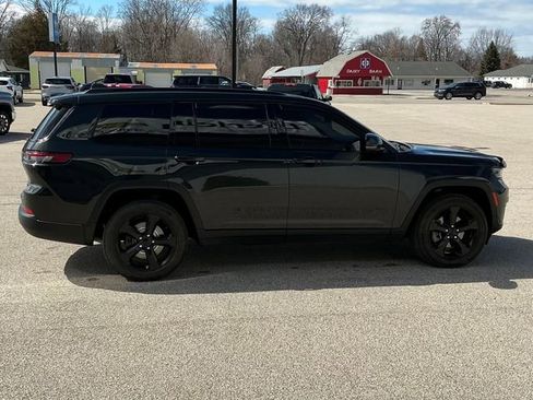 Used 2022 Jeep Grand Cherokee L Limited w/ Black Appearance Package image 18