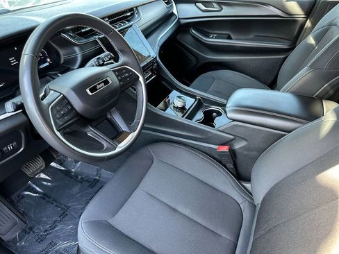 Used 2023 Jeep Grand Cherokee Laredo AWD/4WD image 9