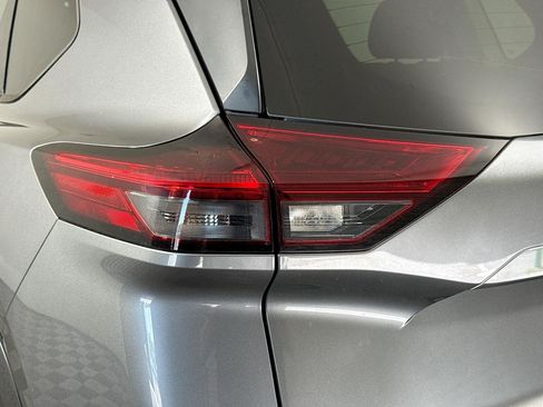 Used 2022 Nissan Rogue SV FWD image 36