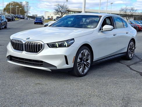 Certified 2025 BMW 530i xDrive w/ Premium Package image 3