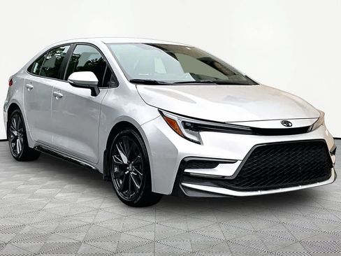 Used 2025 Toyota Corolla SE FWD image 3