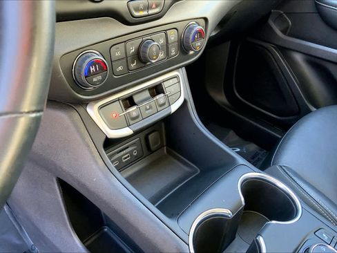 Used 2024 GMC Terrain SLT image 15