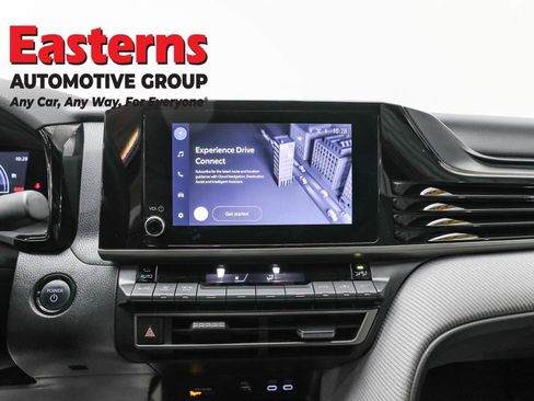 Used 2025 Toyota Camry SE w/ Convenience Package image 12