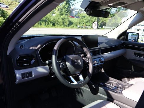 Used 2025 Honda Pilot EX-L image 9