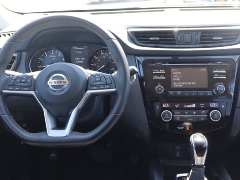 Used 2017 Nissan Rogue SV AWD/4WD image 13