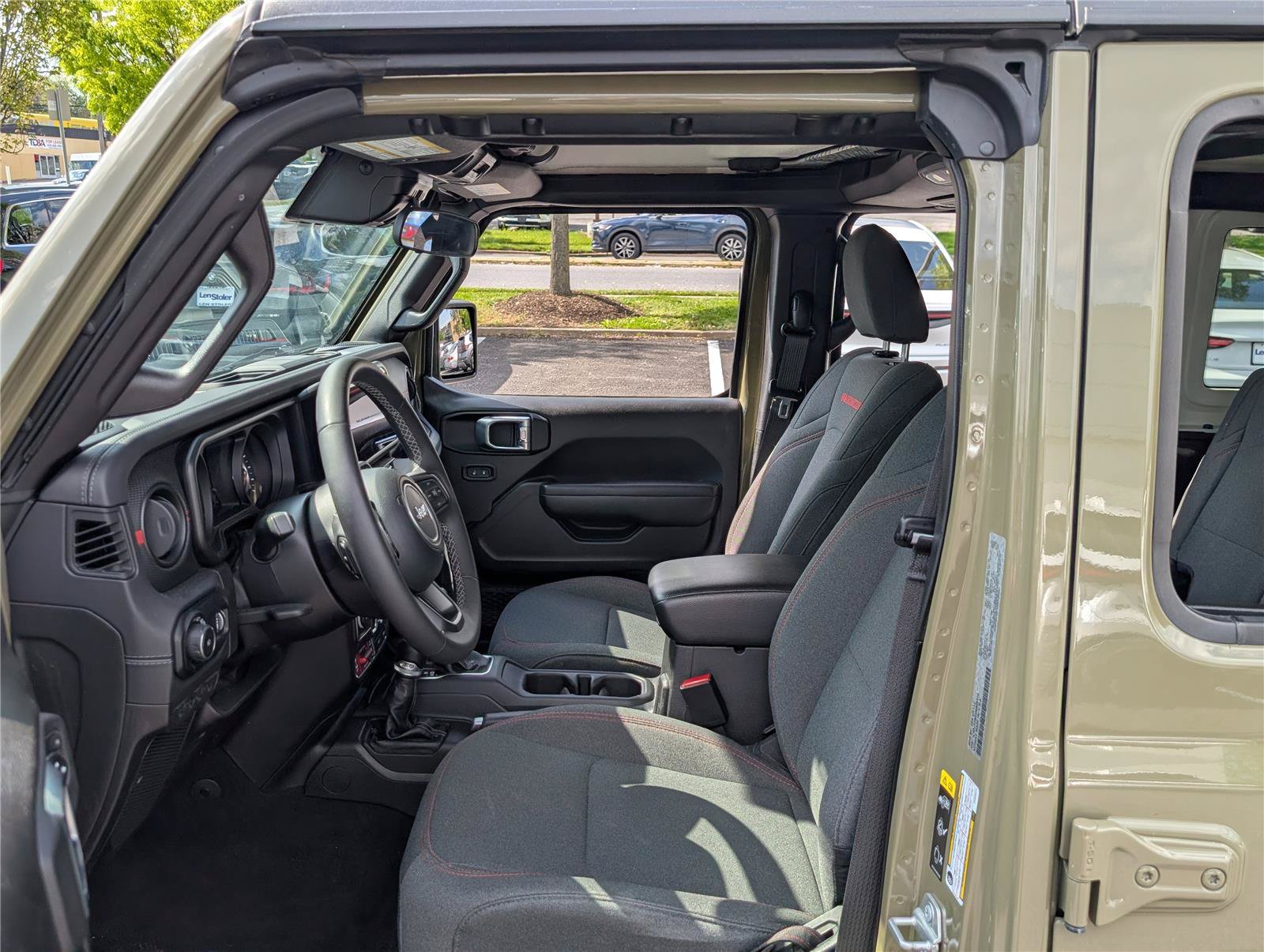 Used 2025 Jeep Wrangler Unlimited Rubicon AWD/4WD image 14
