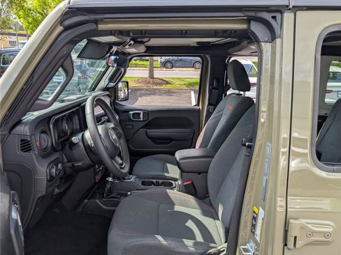 Used 2025 Jeep Wrangler Unlimited Rubicon AWD/4WD image 14