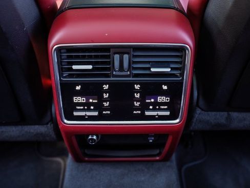 Used 2023 Porsche Cayenne Platinum Edition image 36