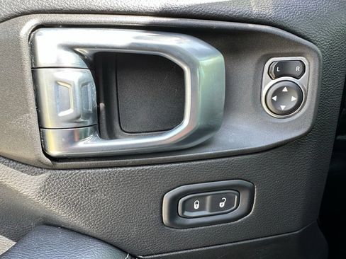Used 2021 Jeep Wrangler Unlimited Sahara AWD/4WD image 16