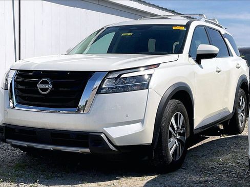 Certified 2024 Nissan Pathfinder SL image 2