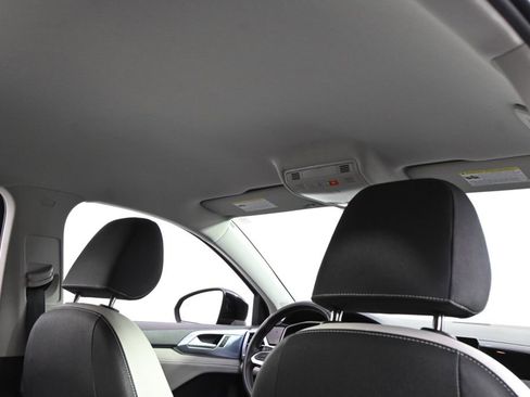 Used 2025 Volkswagen Taos SE AWD/4WD image 17