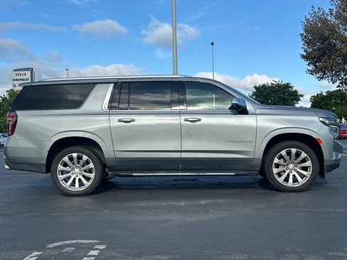 Used 2024 Chevrolet Suburban Premier AWD/4WD image 3