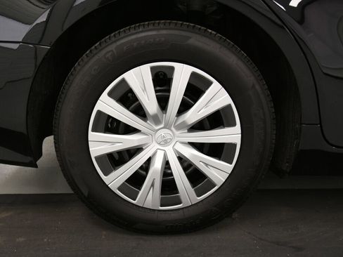 Used 2022 Toyota Camry LE image 28