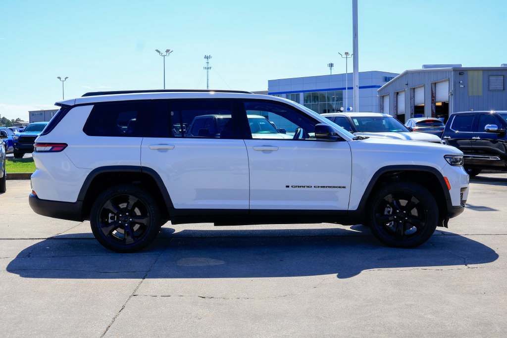 Used 2023 Jeep Grand Cherokee L Laredo RWD image 25