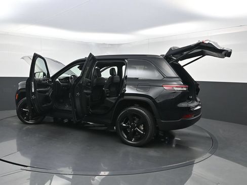 Used 2022 Jeep Grand Cherokee Altitude AWD/4WD image 40